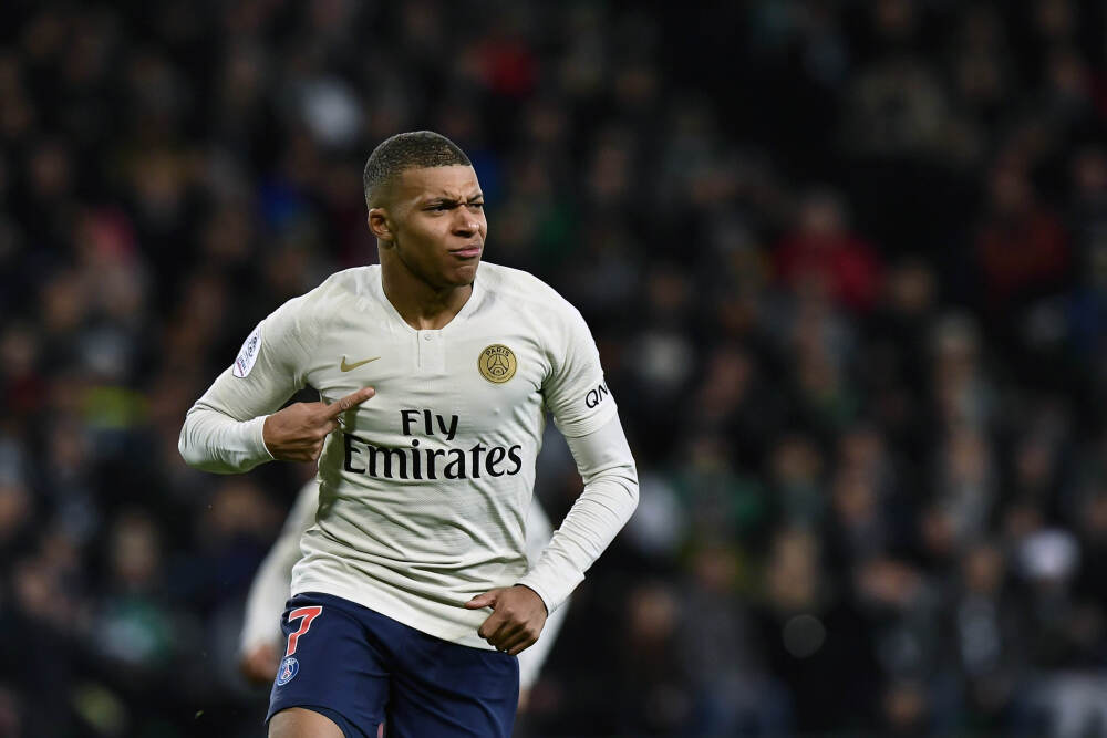 维斯塔潘登顶荷兰体育富豪榜，F1的油门踩得比足球还响